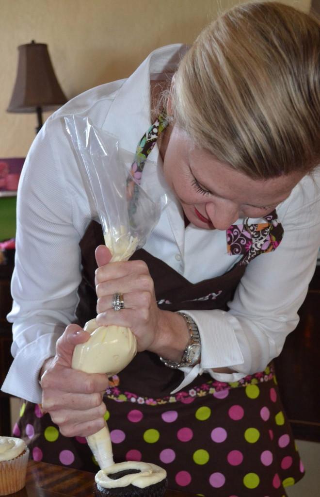 Sweetology co-founder Kara Newmark ices cupcake. (Beatrice Engel)