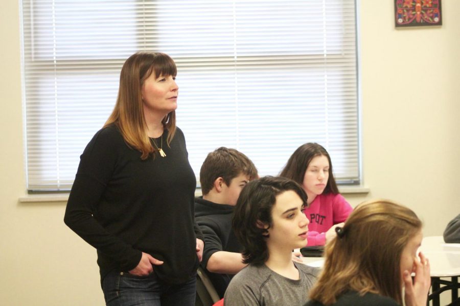 Mrs. Hartmann lecturing during the freshamn co-taught section.