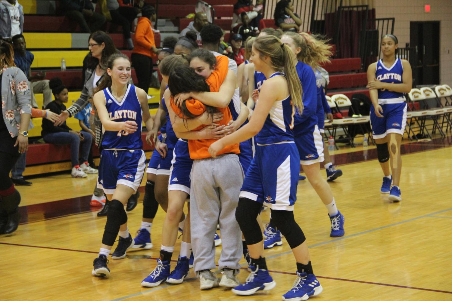 BREAKING: Girls' Basketball Wins District Championships